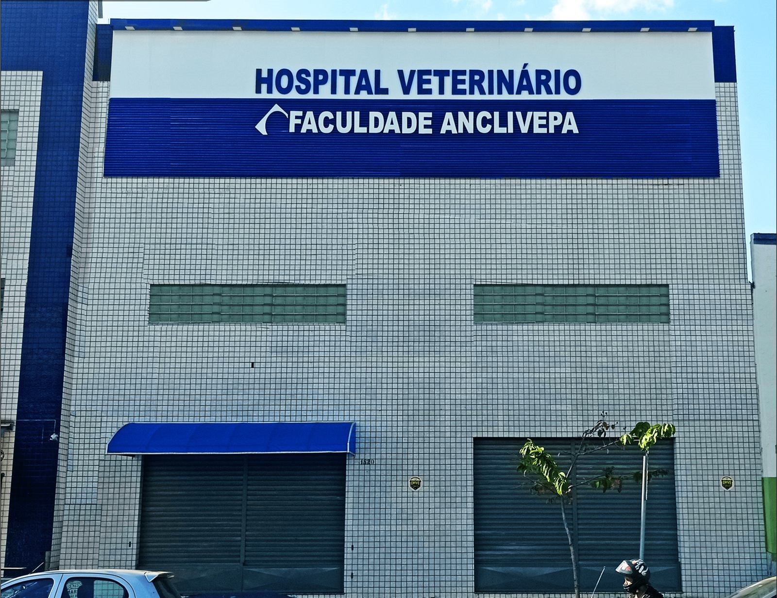 Fachada em ACM e brise em alumínio para hospital veterinário, executado pela SMART Placas e Toldos