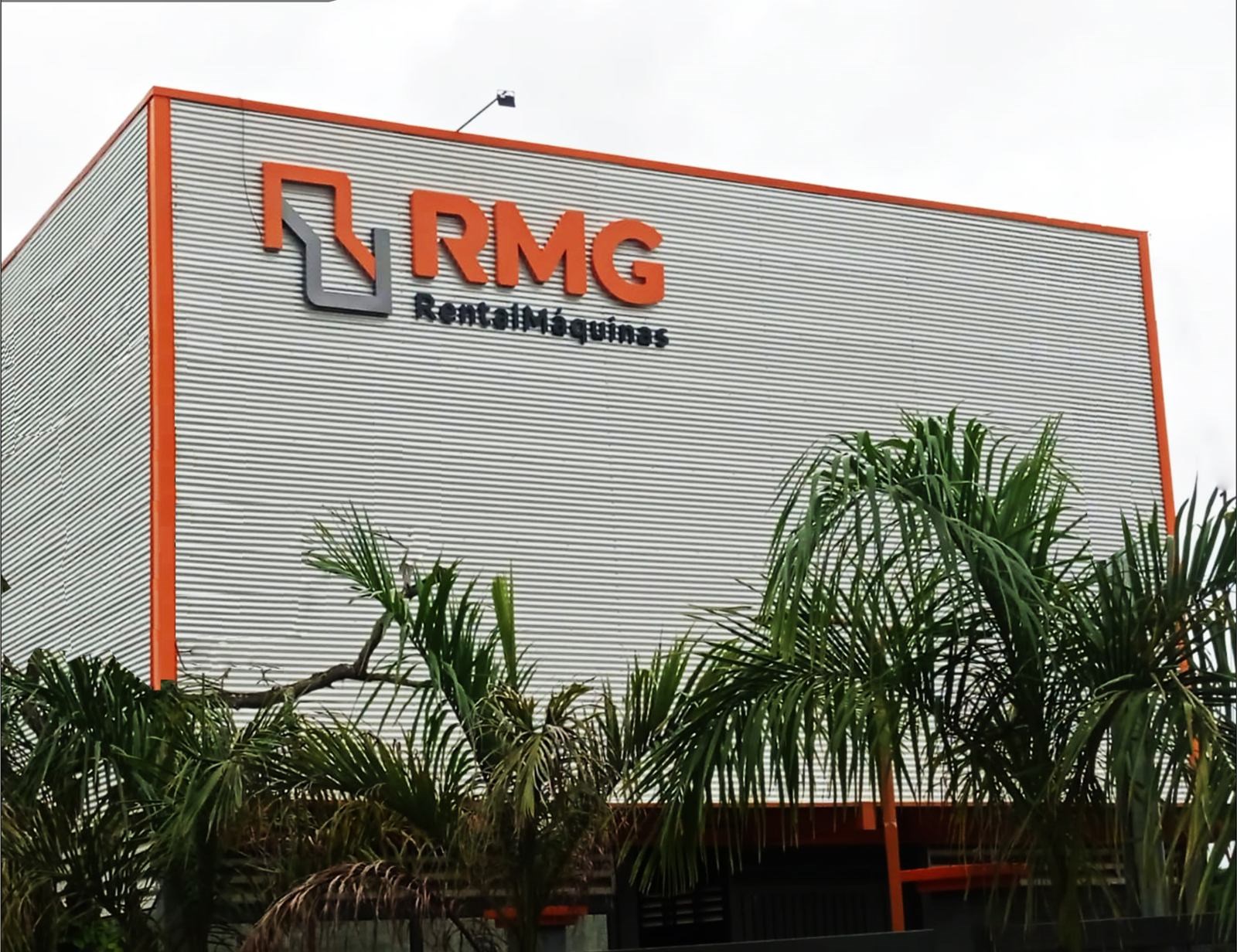 Letra caixa em fachada industrial, executado pela SMART Placas e Toldos